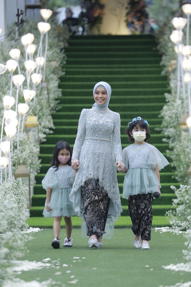 10 Potret detail kebaya lamaran Lesty Kejora, mewah bertabur kristal