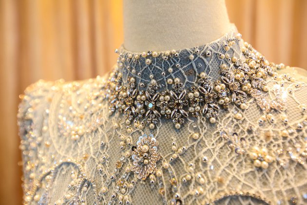 10 Potret detail kebaya lamaran Lesty Kejora, mewah bertabur kristal