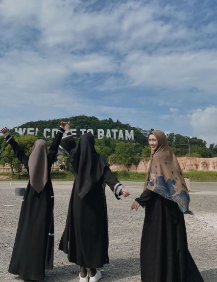 7 Momen Ricis pulang ke Batam dengan kedua kakaknya, bawa misi mulia