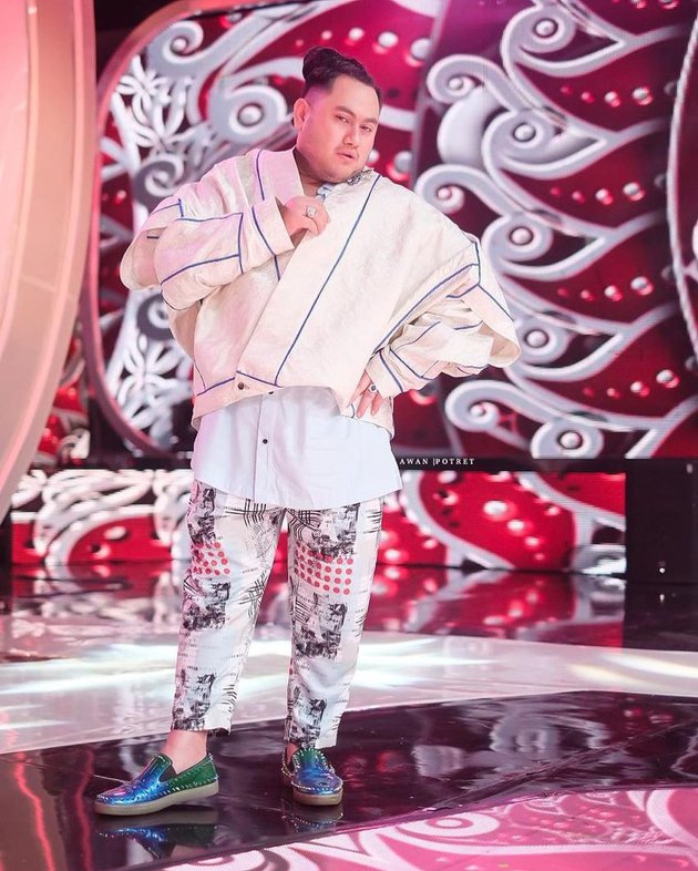 Viral di kalangan K-Popers, ini 10 gaya Nassar saat manggung