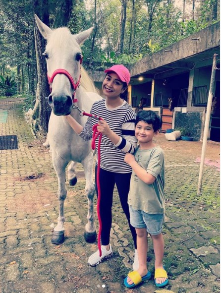 10 Potret kuda putih milik Nagita Slavina, didatangkan dari Belanda