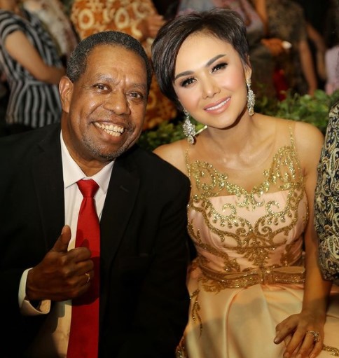 8 Potret gaya rambut Yuni Shara saat kondangan, tampil anggun