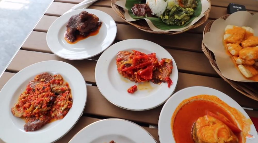 10 Penampakan restoran Darius Sinathrya, sajikan masakan padang
