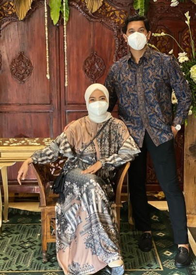 Beda gaya kondangan 6 vokalis band wanita, Tantri Kotak tampil anggun