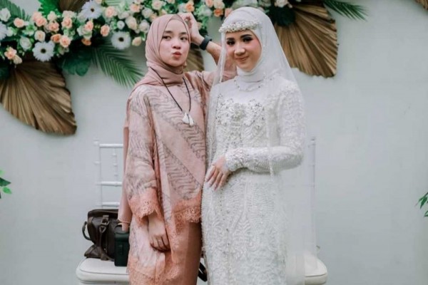 Beda gaya kondangan 6 vokalis band wanita, Tantri Kotak tampil anggun