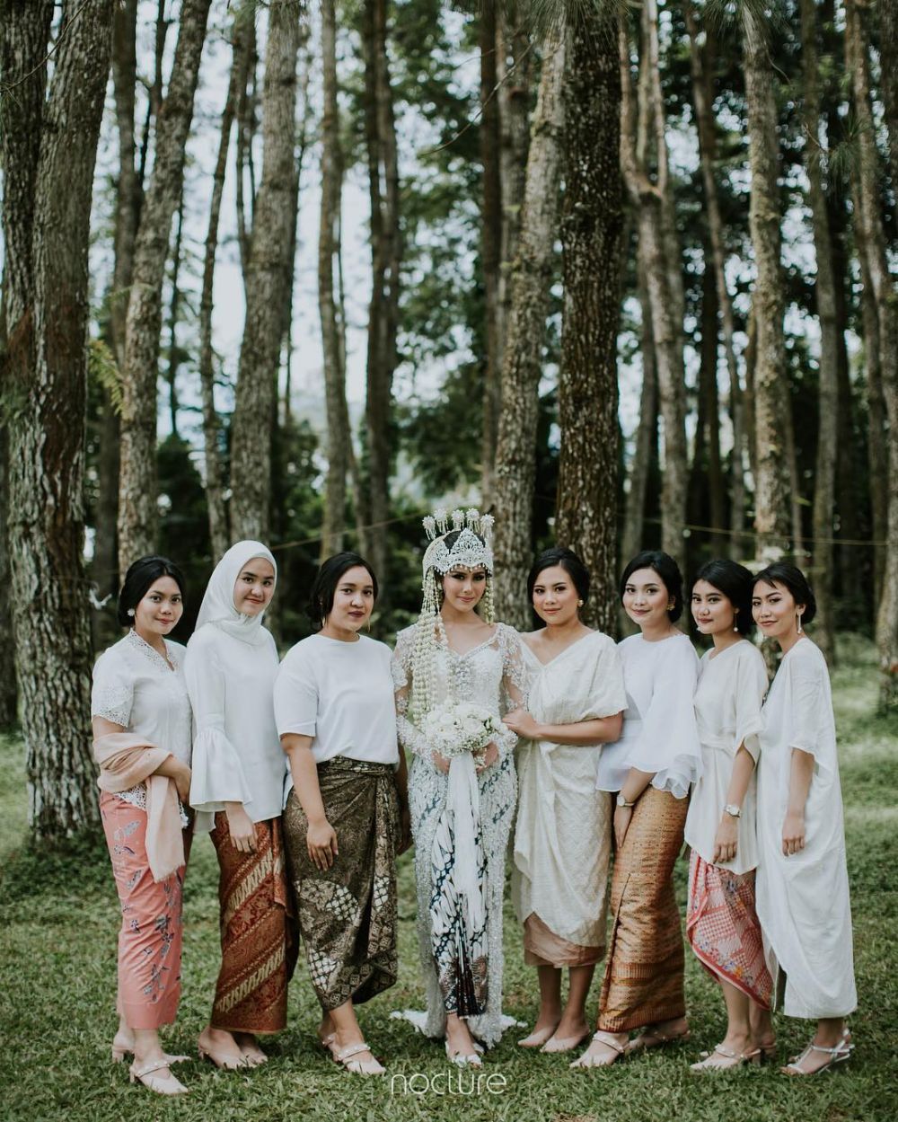 Gaya 10 seleb bareng bridesmaid, anggun dan menawan