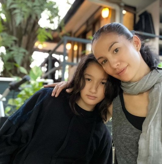 Momen 8 model catwalk saat momong anak, gayanya natural banget