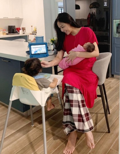 Momen 8 model catwalk saat momong anak, gayanya natural banget