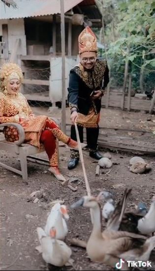 Viral calon pengantin foto prewedding di kandang sapi dan bebek, unik