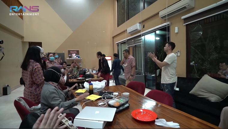 10 Momen Nagita Slavina ngidam nonton film horor, sewa satu bioskop