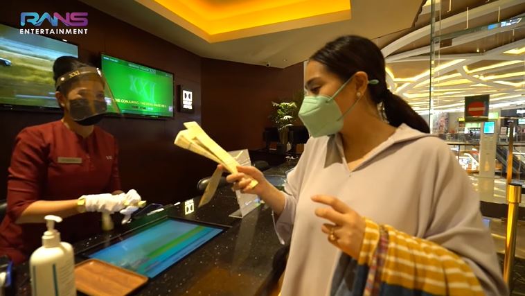 10 Momen Nagita Slavina ngidam nonton film horor, sewa satu bioskop