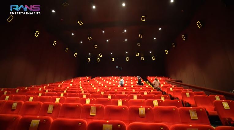 10 Momen Nagita Slavina ngidam nonton film horor, sewa satu bioskop