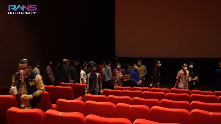 10 Momen Nagita Slavina ngidam nonton film horor, sewa satu bioskop