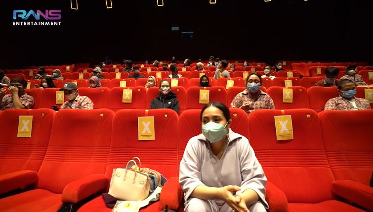 10 Momen Nagita Slavina ngidam nonton film horor, sewa satu bioskop