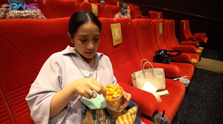 10 Momen Nagita Slavina ngidam nonton film horor, sewa satu bioskop