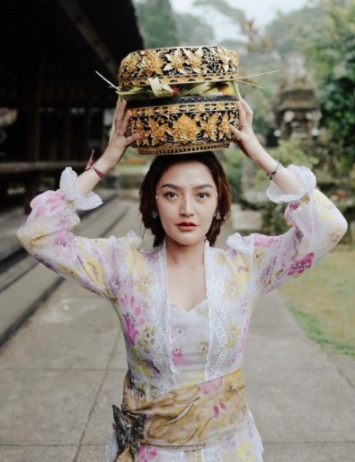 9 Gaya liburan Siti Badriah selama di Bali, anggun kenakan baju adat