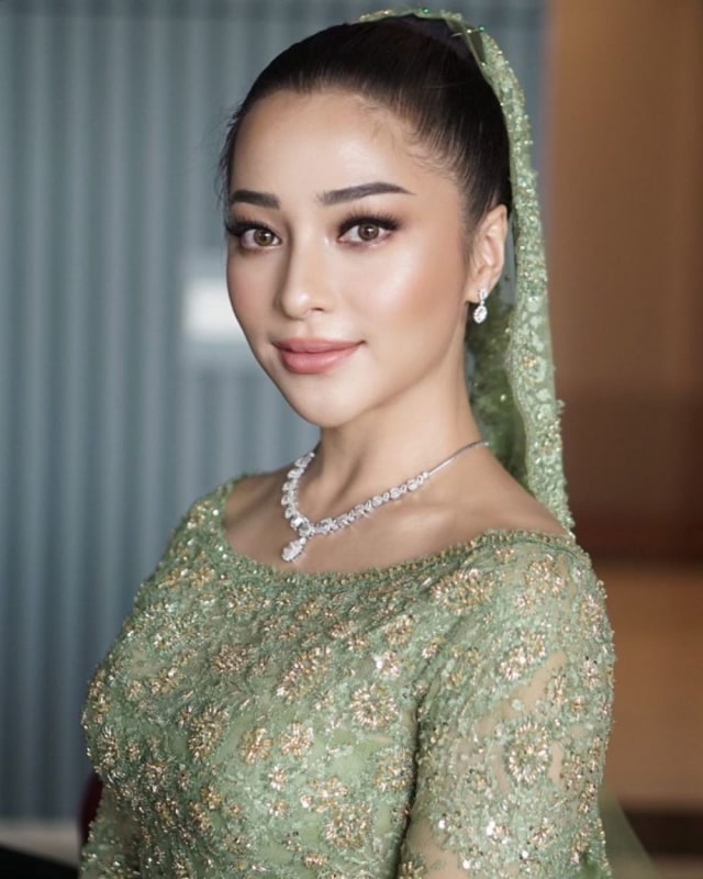 Potret riasan tipis 7 seleb saat lamaran, Lesty Kejora curi perhatian