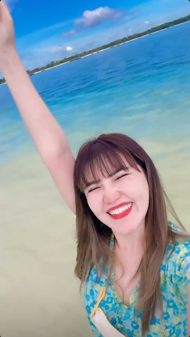 10 Momen seru Via Vallen liburan di Belitung, unggah foto mesra