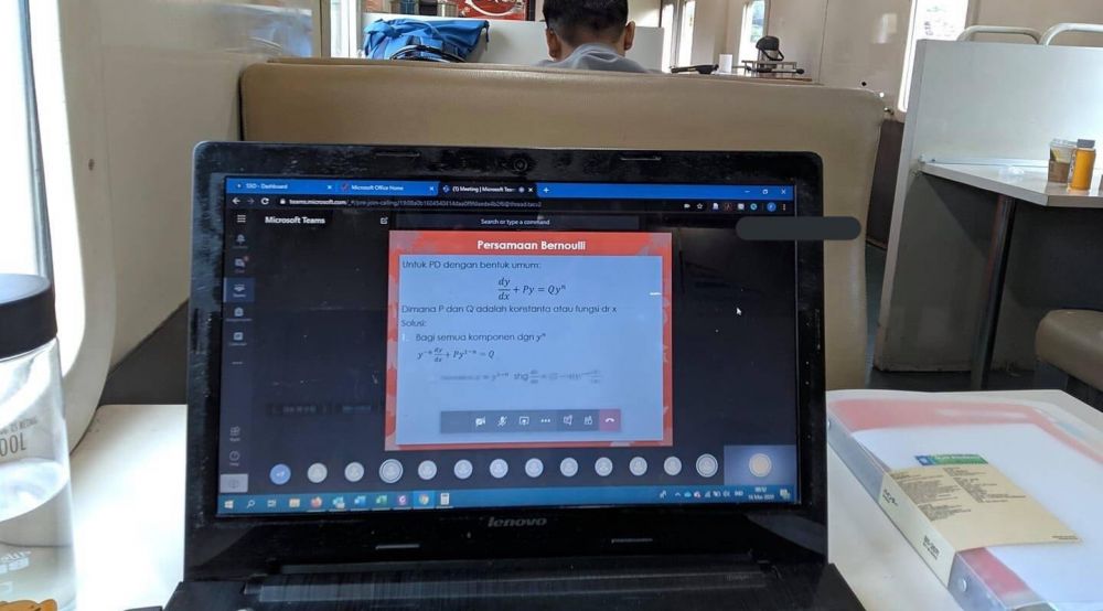 12 Momen lucu kuliah online di tempat nggak biasa, bikin tepuk jidat