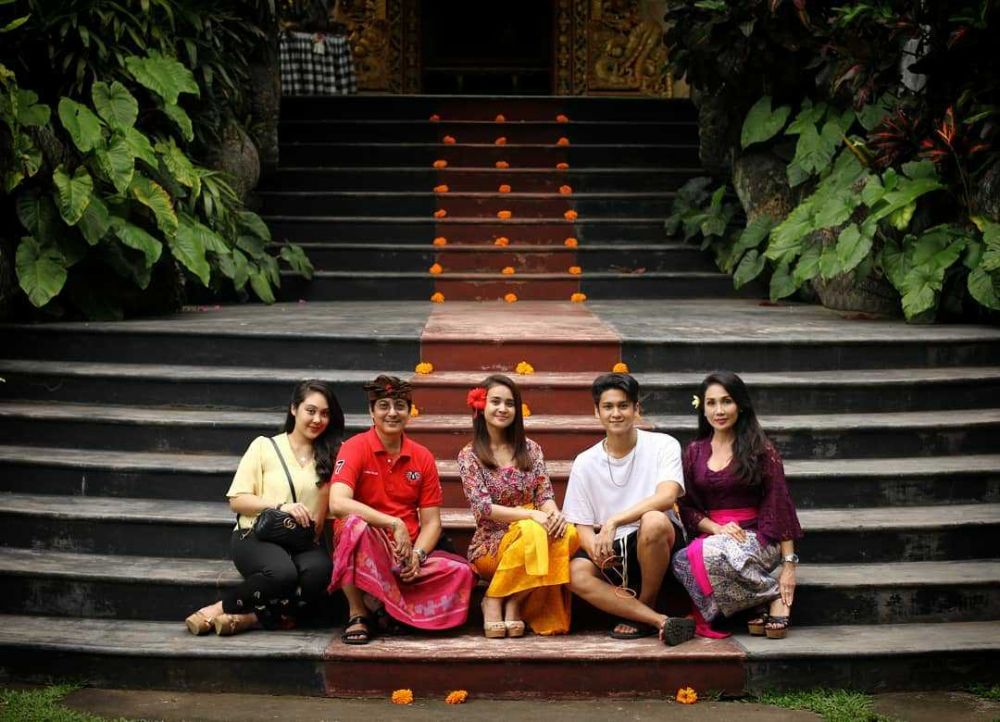 10 Potret Michelle Ziudith kenakan busana daerah, bikin terpana