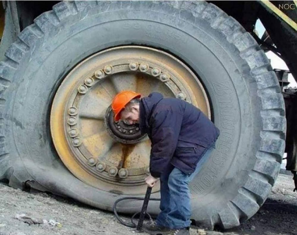 10 Potret lucu orang benerin barang ini endingnya sia-sia