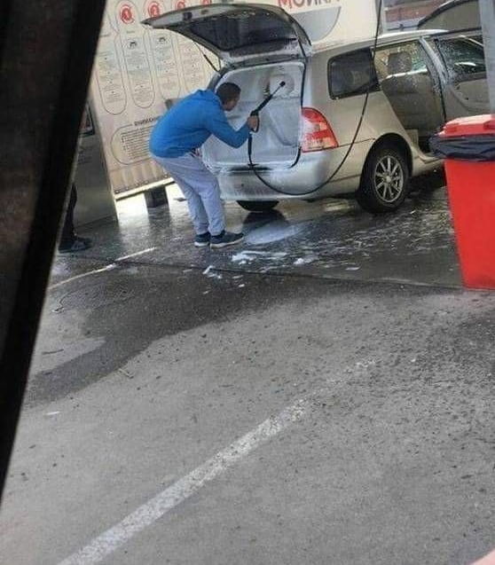 10 Potret lucu orang benerin barang ini endingnya sia-sia