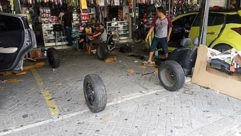 10 Potret lucu orang benerin barang ini endingnya sia-sia