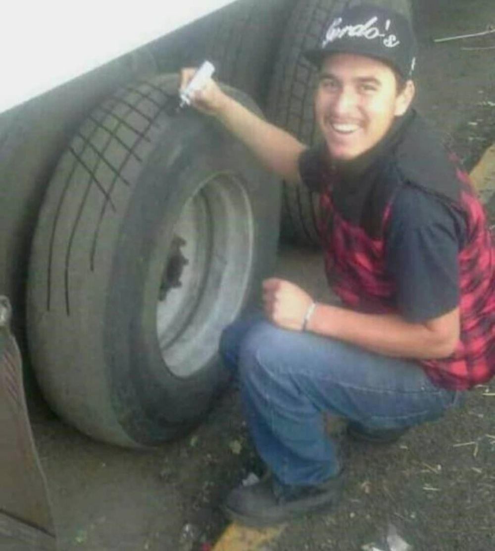 10 Potret lucu orang benerin barang ini endingnya sia-sia