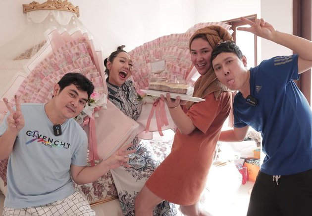 6 Momen ulang tahun Lucinta Luna ke-32, dapat buket uang ratusan juta