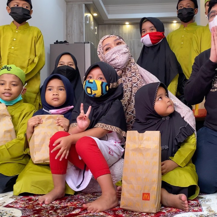 6 Momen ulang tahun Lucinta Luna ke-32, dapat buket uang ratusan juta