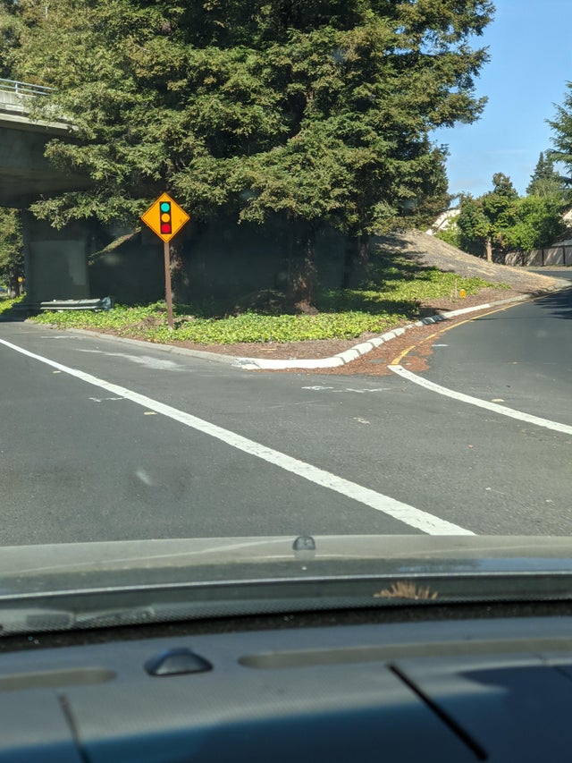 15 Potret lucu tanda peringatan di tempat umum ini bikin mata berkedip