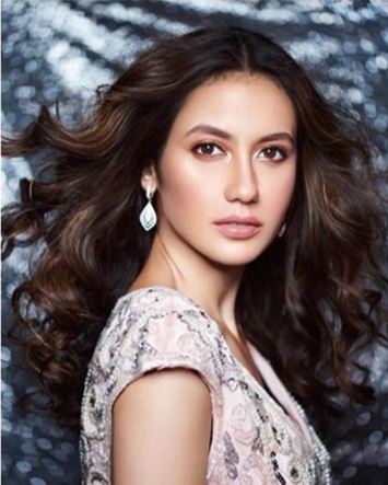 Kerap tampil natural, 10 potret Pevita Pearce dengan makeup tebal