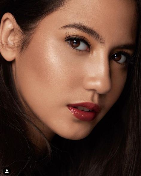 Kerap tampil natural, 10 potret Pevita Pearce dengan makeup tebal