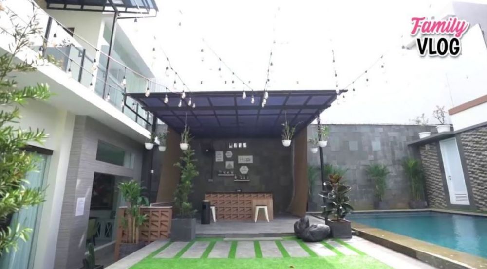 Potret kolam renang 8 presenter cantik, milik Syahnaz Sadiqah ala vila