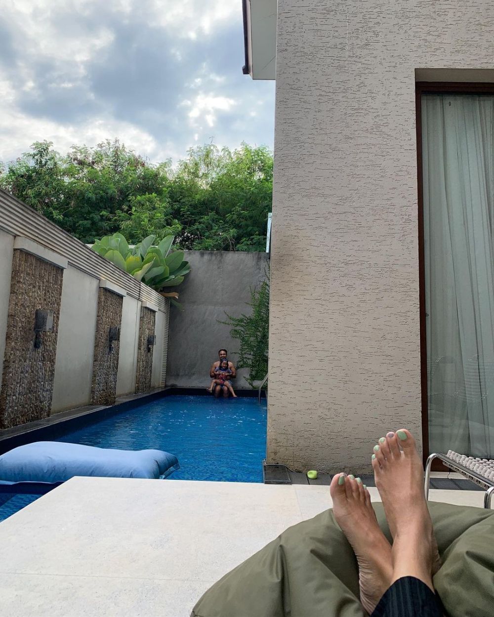 Potret kolam renang 8 presenter cantik, milik Syahnaz Sadiqah ala vila