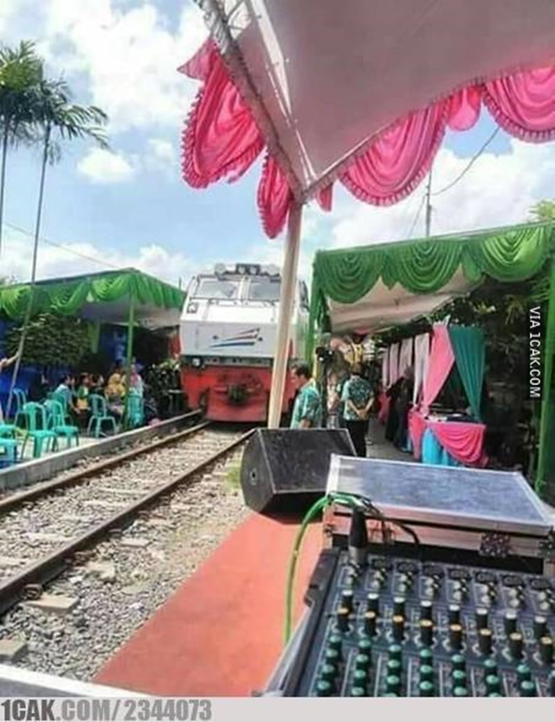 20 Potret lucu dekorasi resepsi pernikahan, bikin senyum tipis