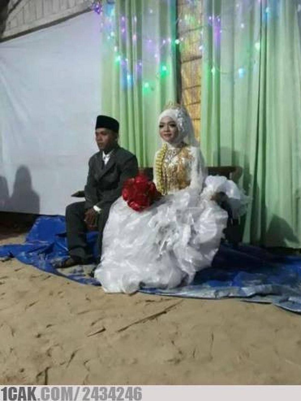 20 Potret lucu dekorasi resepsi pernikahan, bikin senyum tipis