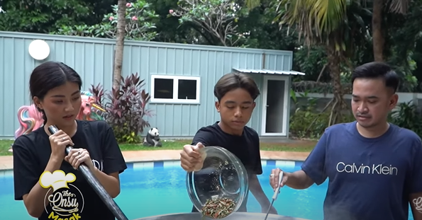 10 Momen perdana Sarwendah masak besar, menunya bikin ngiler