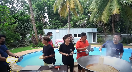 10 Momen perdana Sarwendah masak besar, menunya bikin ngiler