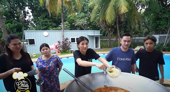 10 Momen perdana Sarwendah masak besar, menunya bikin ngiler