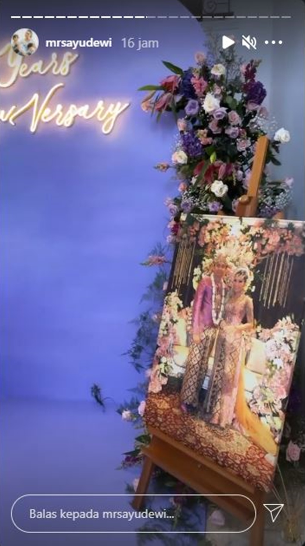 10 Momen anniversary Ayu Dewi & Regi Datau, pakai baju semasa menikah