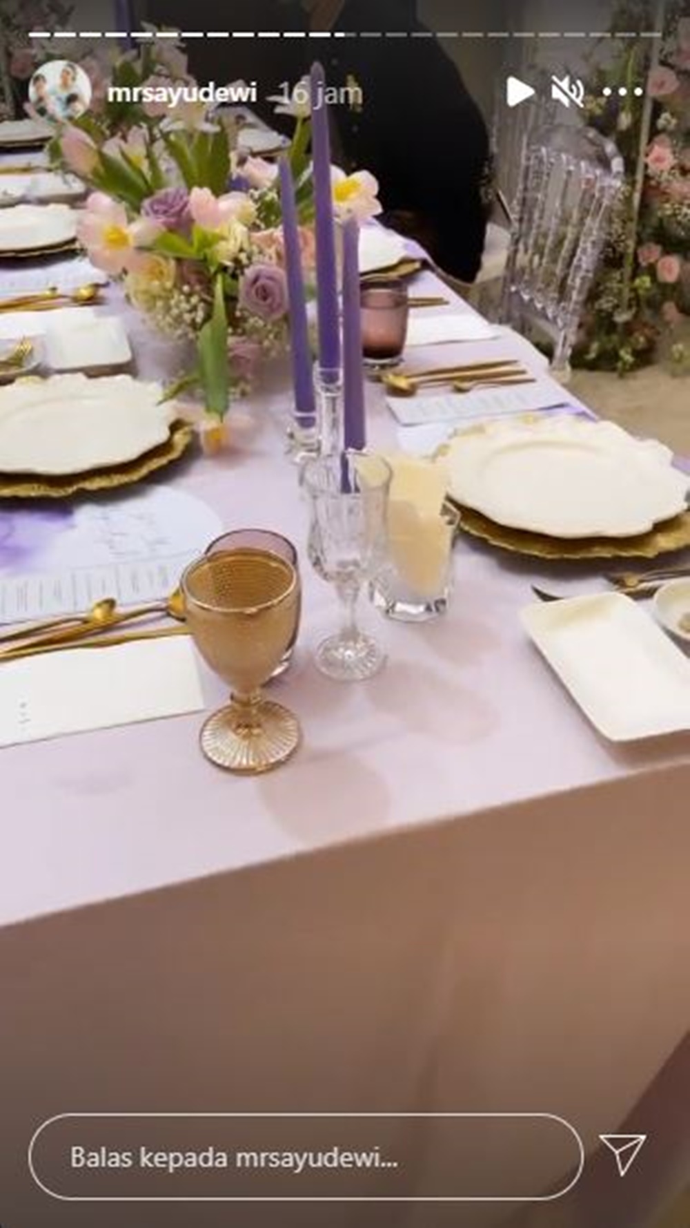 10 Momen anniversary Ayu Dewi & Regi Datau, pakai baju semasa menikah