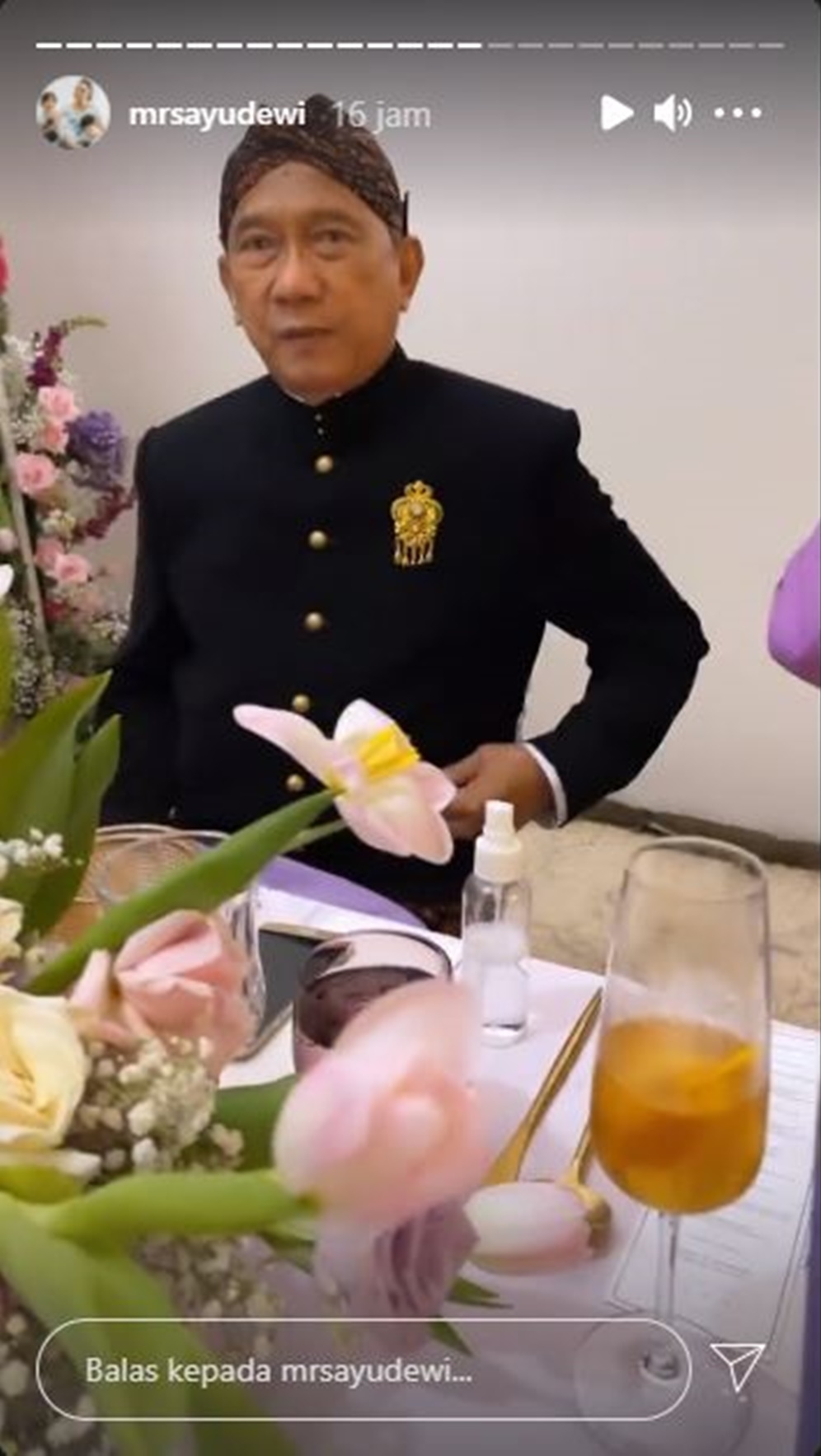 10 Momen anniversary Ayu Dewi & Regi Datau, pakai baju semasa menikah