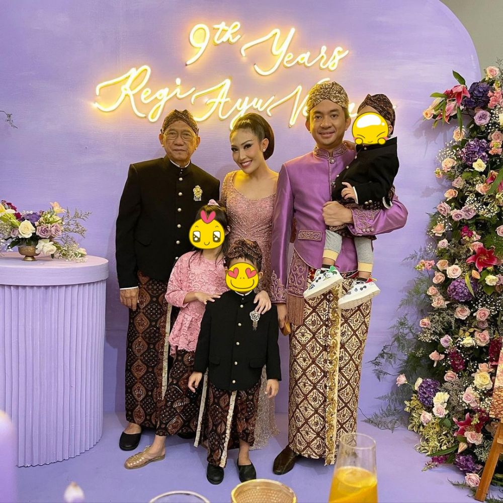 10 Momen anniversary Ayu Dewi & Regi Datau, pakai baju semasa menikah