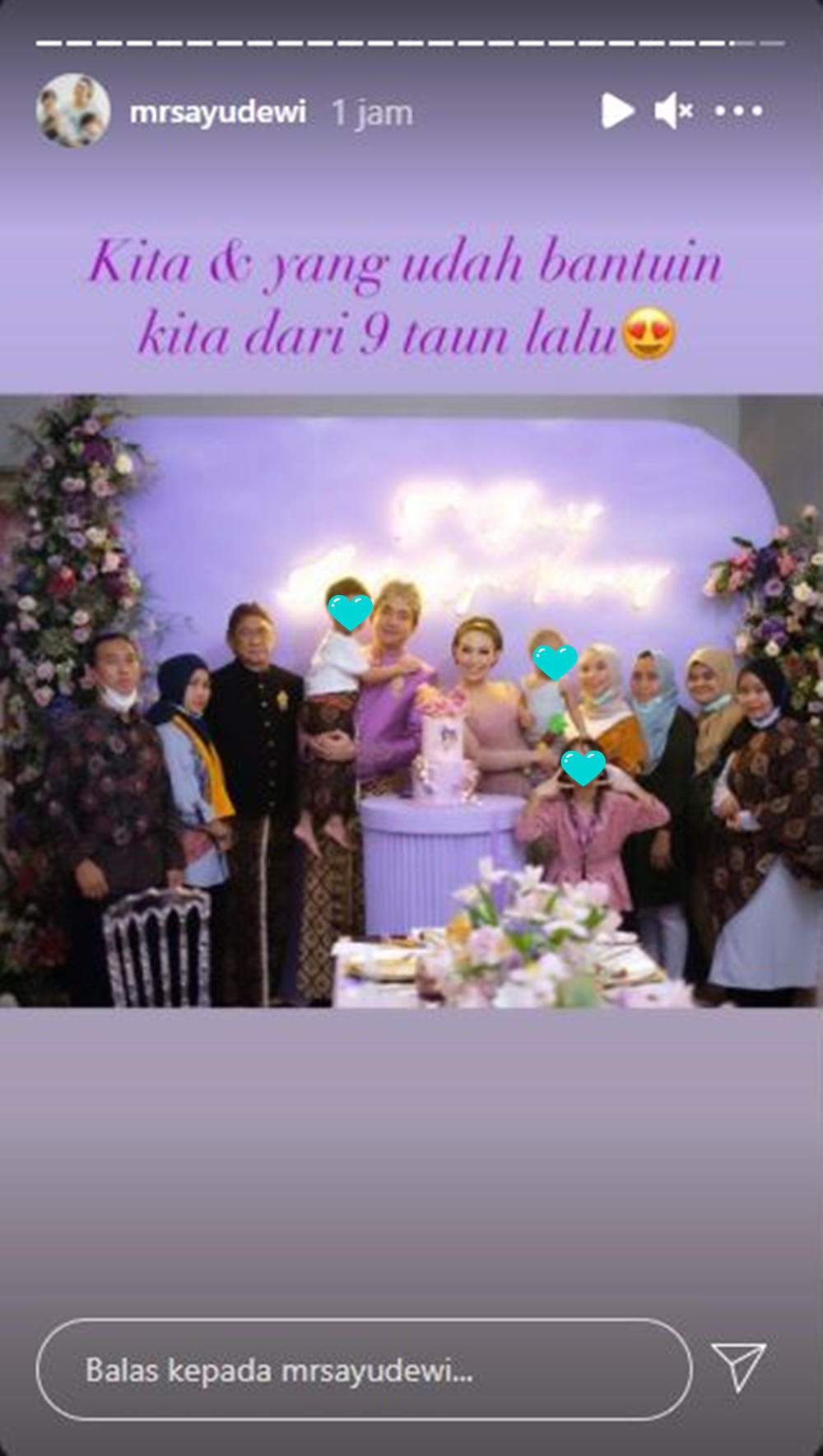 10 Momen anniversary Ayu Dewi & Regi Datau, pakai baju semasa menikah