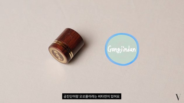 10 Potret isi tas Cha Eun-woo, foto SIM-nya curi perhatian