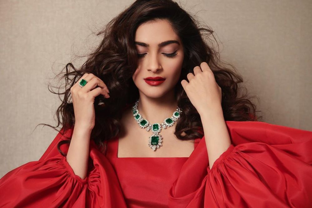 10 Gaya pemotretan Sonam Kapoor dalam berbagai tema, anggun abis