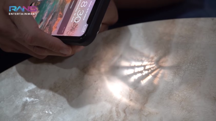 10 Momen Raffi Nagita bagi-bagi kalung kesehatan, harganya fantastis