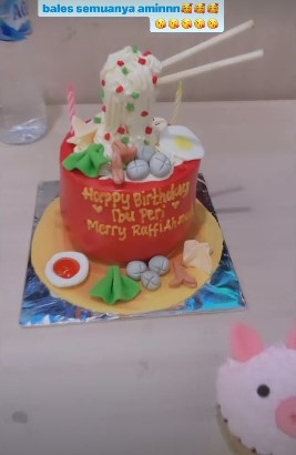 10 Momen kejutan ultah ke-46 Merry asisten Raffi Ahmad, kuenya unik