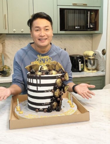 10 Momen kejutan ultah ke-46 Merry asisten Raffi Ahmad, kuenya unik